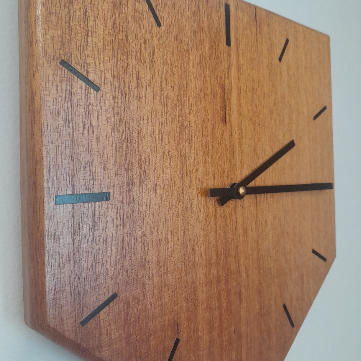 Wooden shield clock with German-made movement - Rosewood