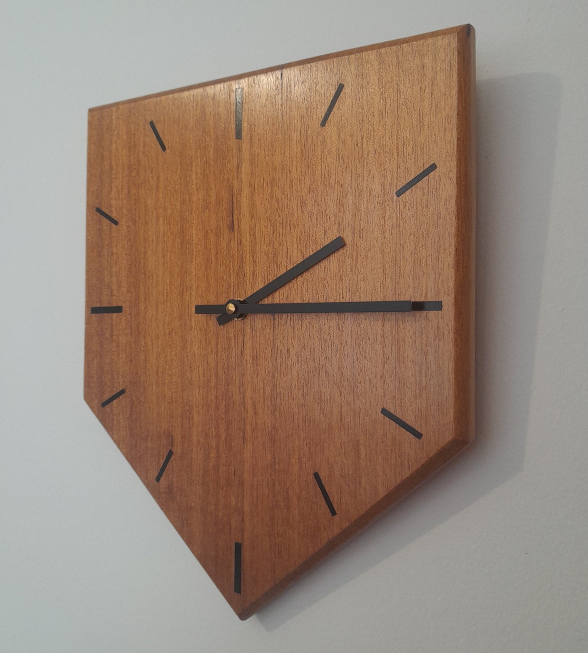 Wooden shield clock with German-made movement - Rosewood